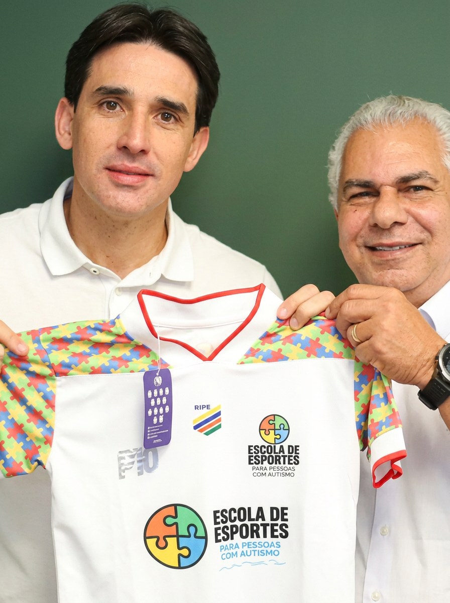 Adriano Pacheco entregando a camisa da Escola de Esportes a um apoiador